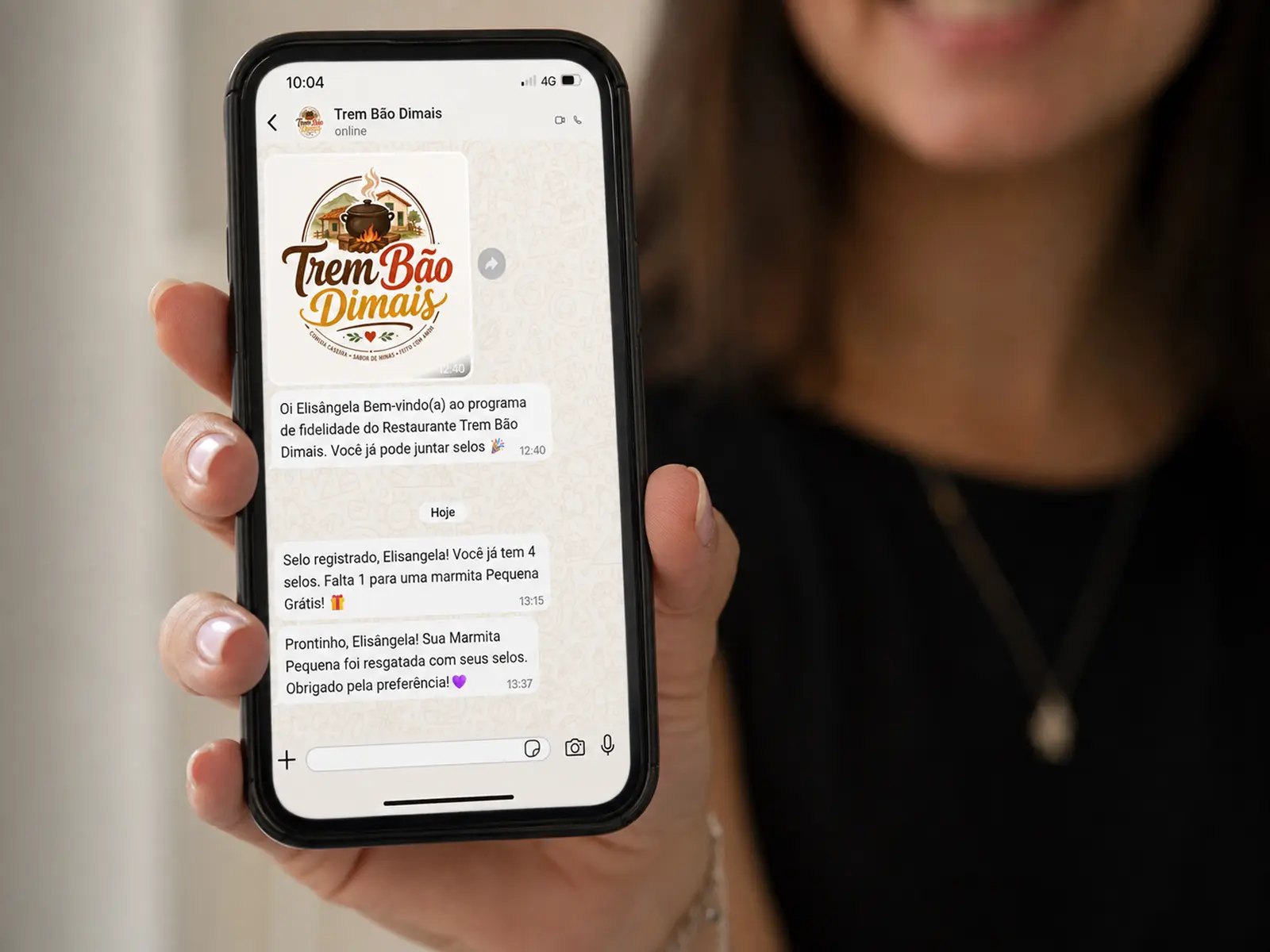 Conversa no WhatsApp com mensagens automáticas de selos e brindes